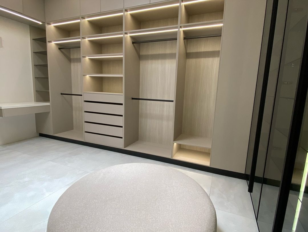 Closet de melamina con puertas de vidrio - DAVENPORT
