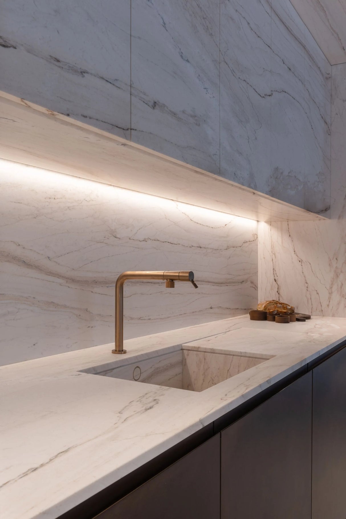 Cocina de melamina y mármol - NATIVIA