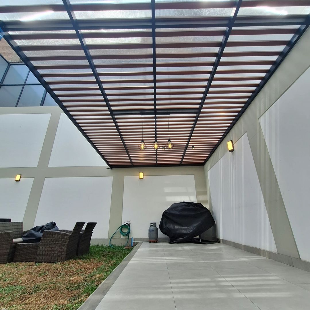Pérgola para patio residencial - ROMAIN