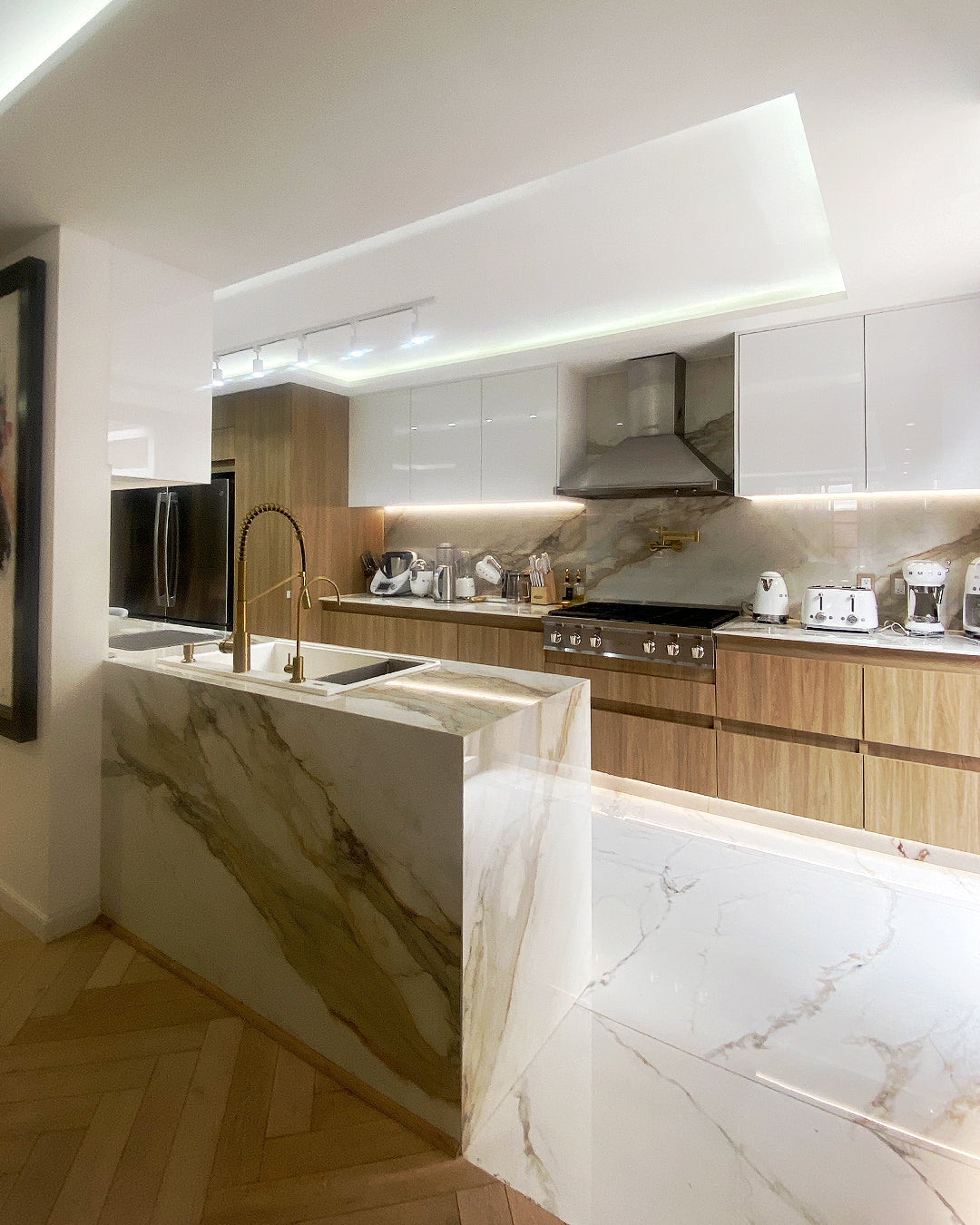 Cocina Minimalista Integrada en Melamina + Isla