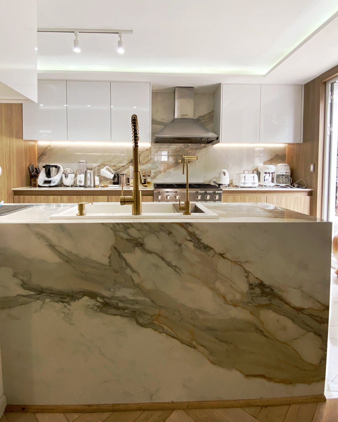 Cocina Minimalista Integrada en Melamina + Isla